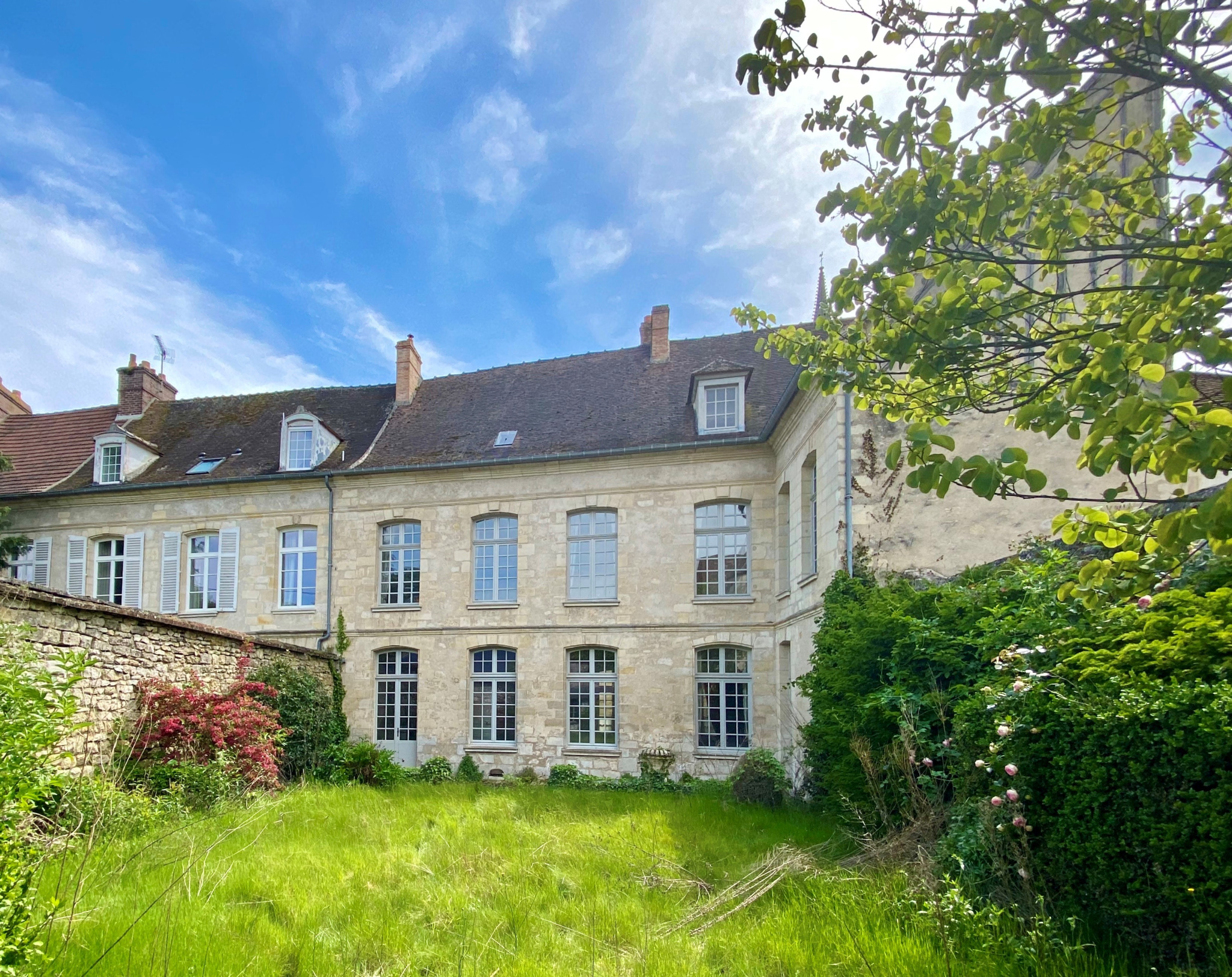 SENLIS – CŒUR HISTORIQUE – HOTEL PARTICULIER
